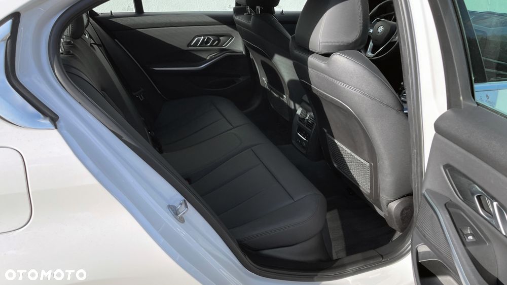 BMW Seria 3 330i Luxury Line - 27