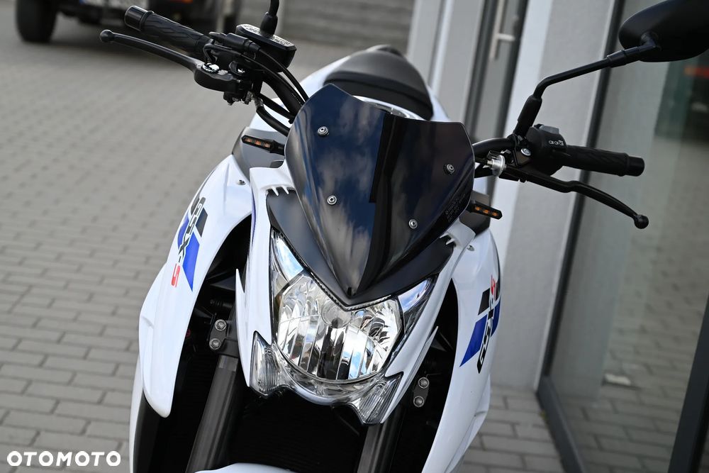 Suzuki GSX - 6