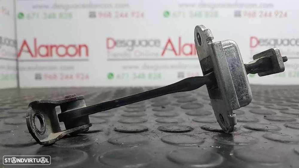 RETENTOR PORTA TRASEIRA DIREITA NISSAN QASHQAI / QASHQAI +2 I 2007 -82430JD000 - 2