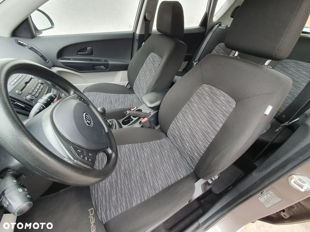 Kia Ceed - 12