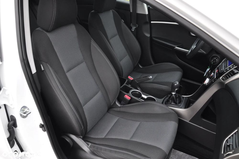 Hyundai i30 blue 1.4 Style - 12