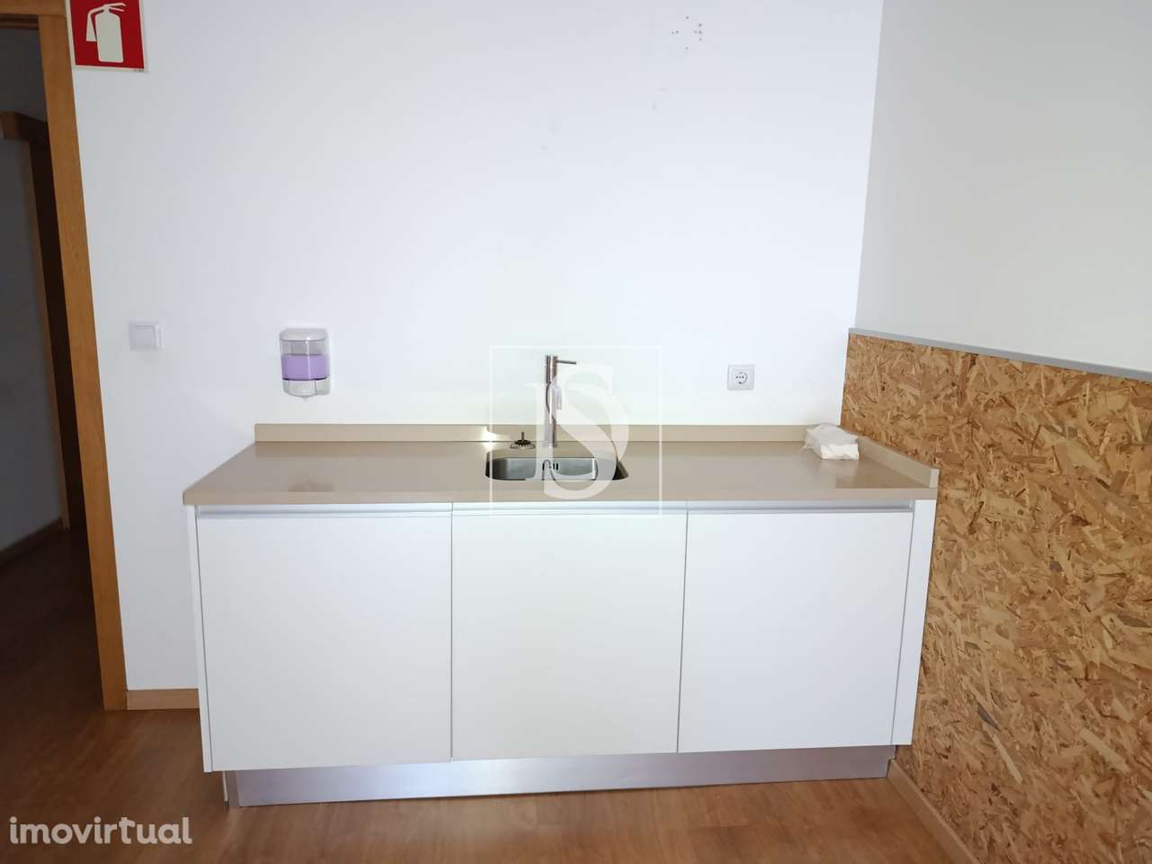 Armazém Industrial em excelente localização, junto ao nó de acesso à A - Grande imagem: 4/25