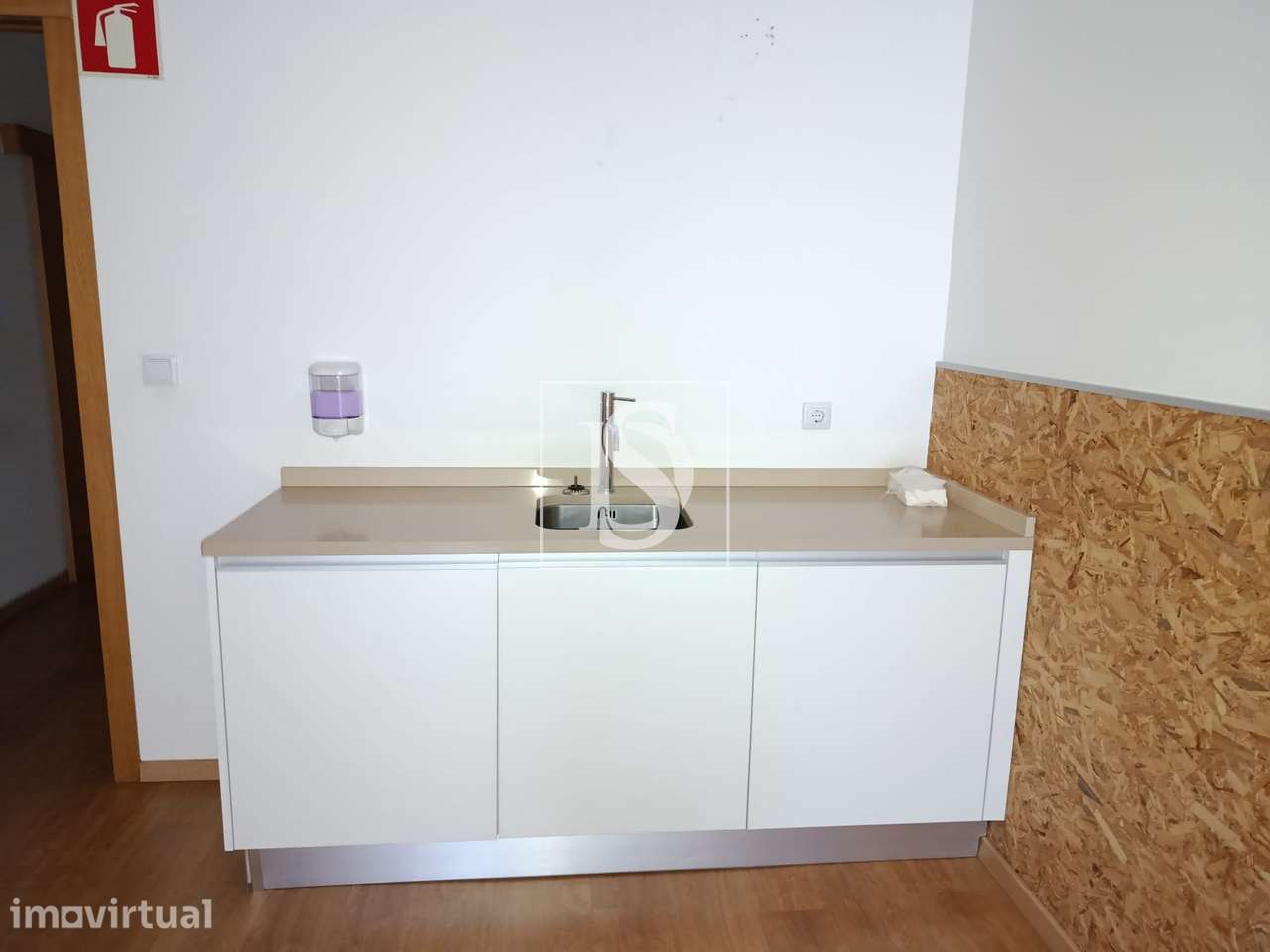 Armazém Industrial em excelente localização, junto ao nó de acesso à A - Grande imagem: 4/25