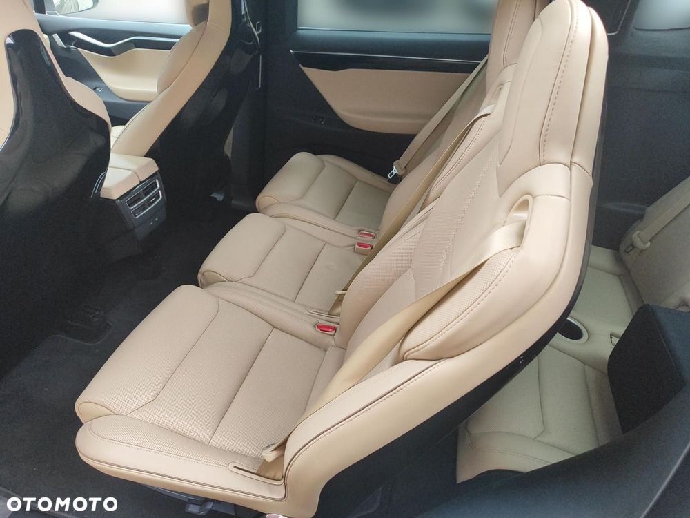 Tesla Model X 90 D - 12