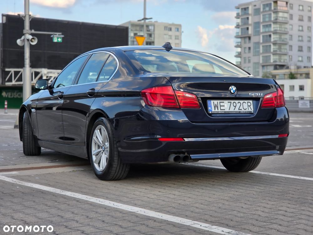 BMW Seria 5 528i xDrive - 13