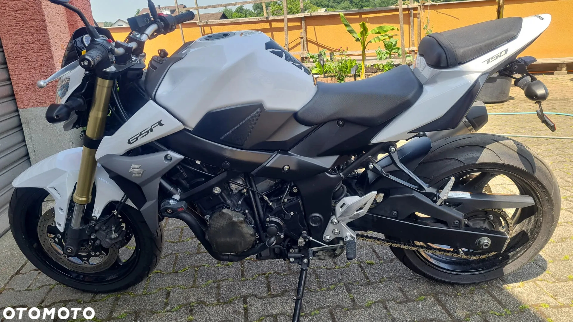 Suzuki GSR - 2
