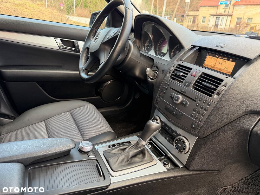 Mercedes-Benz Klasa C 200 CGI Automatik BlueEFFICIENCY Avantgarde - 22