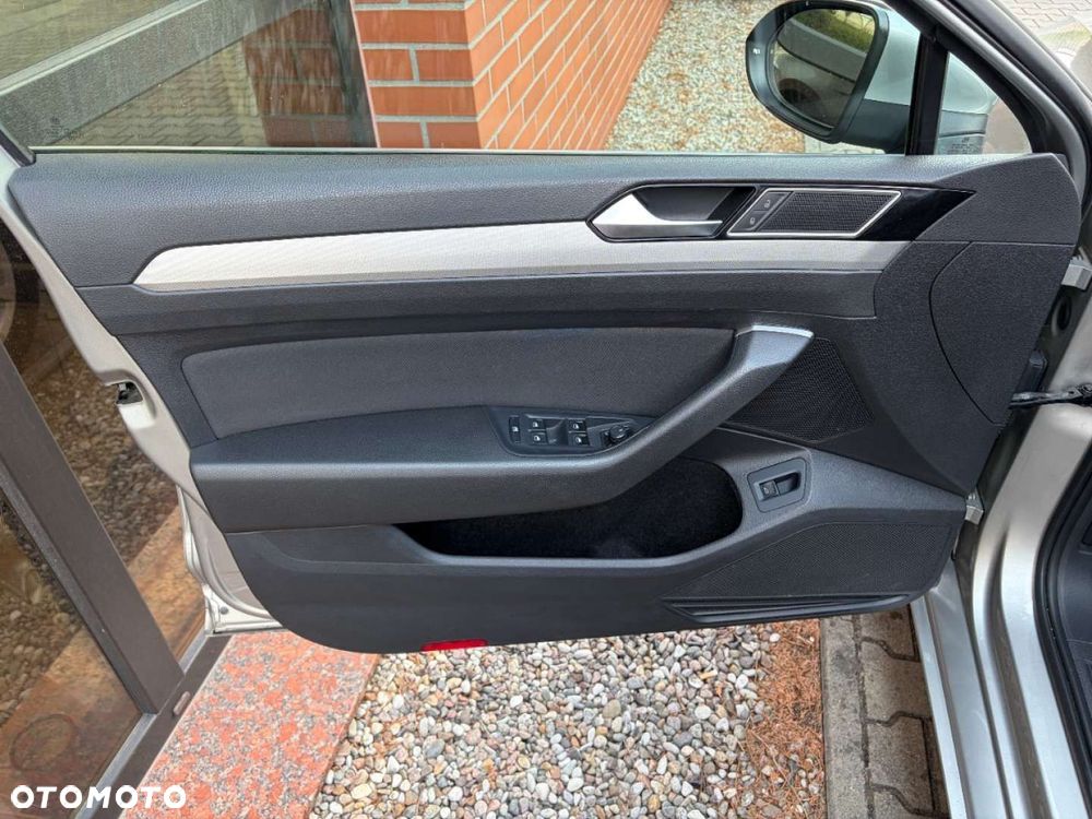 Volkswagen Passat Variant 2.0 TDI SCR DSG BlueMotion Comfortline - 27