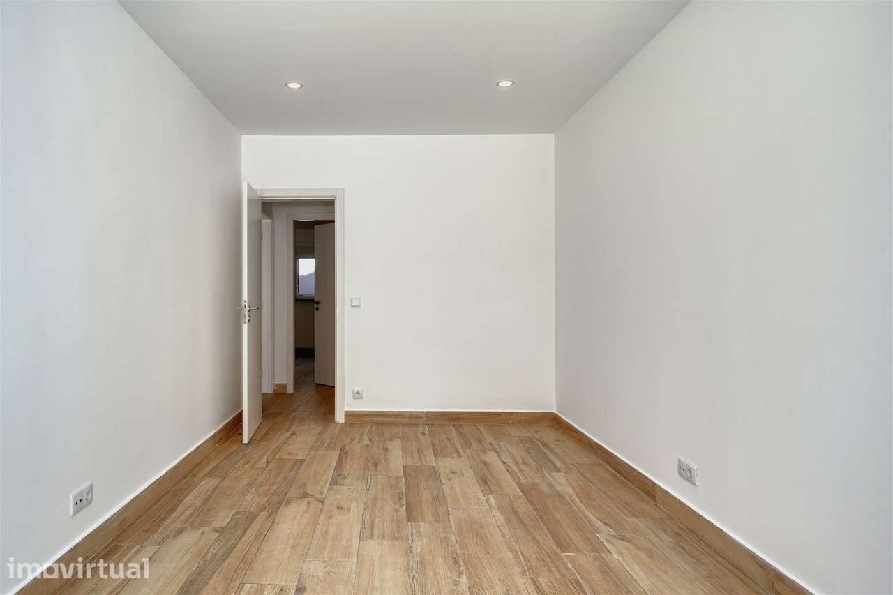 Excelente T2 Renovado com Terraço Privativo de 22 m² e Suíte em Belas - Grande imagem: 5/25