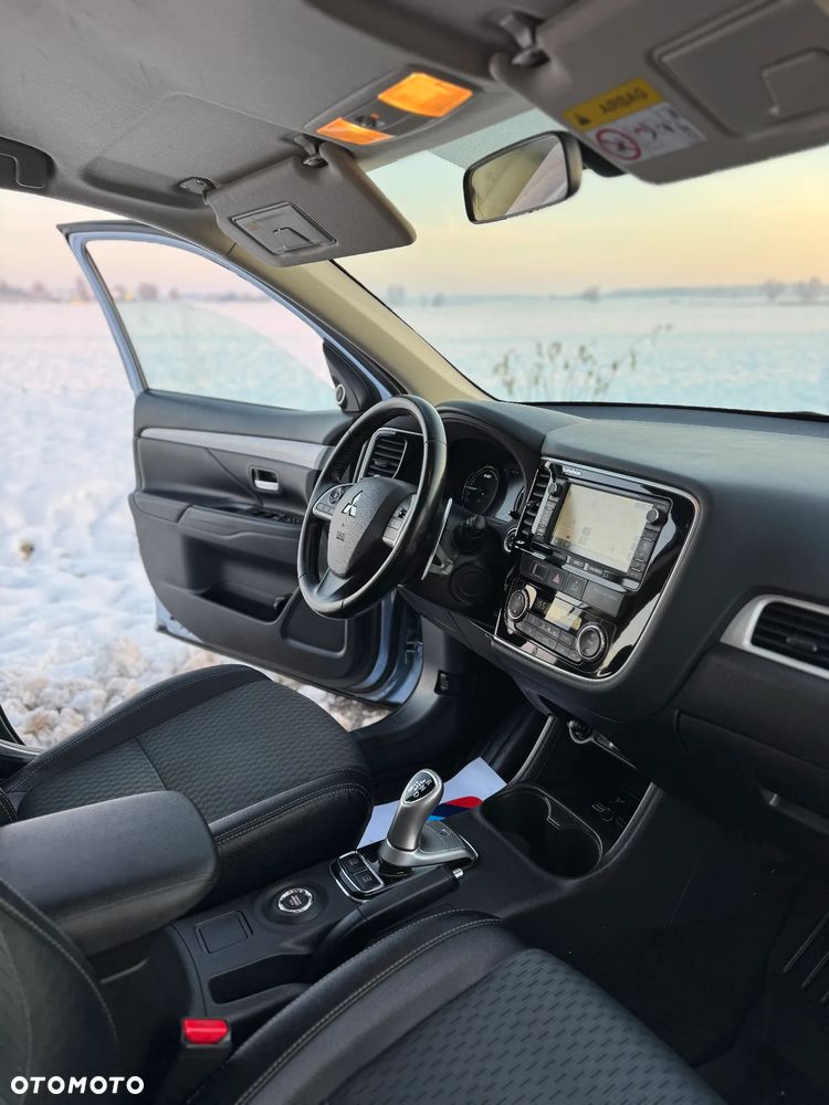 Mitsubishi Outlander 2.0 4WD Top - 25