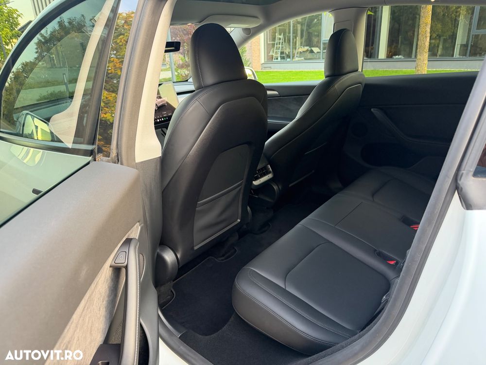 TESLA Model Y 2023 — imagine 17
