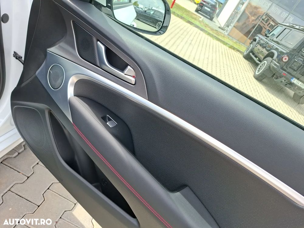 Genesis G70 2.0T Plus AWD 8AT Sport - 16