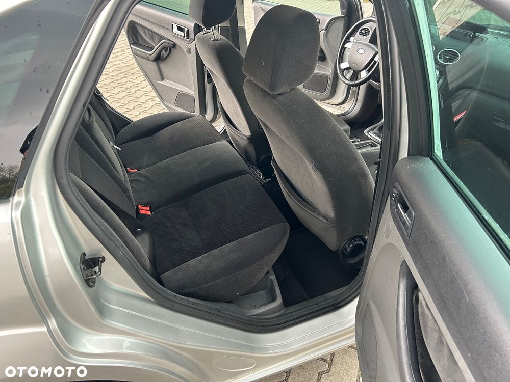 Ford Focus Ghia - 21