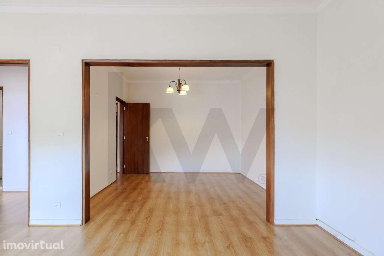 T2 no Centro de Carnaxide com Vista Desafogada e Excelente Potencial d - Grande imagem: 4/40