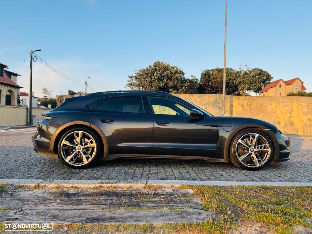 Porsche Taycan Cross Turismo - 2
