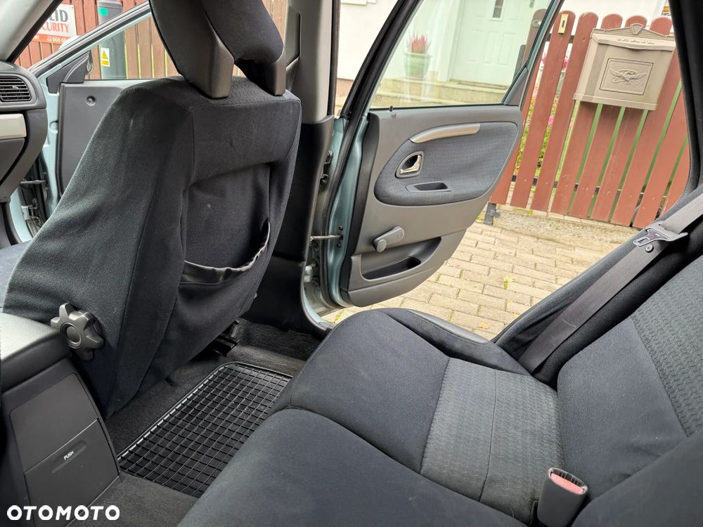 Volvo V40 2.0 T4 - 17