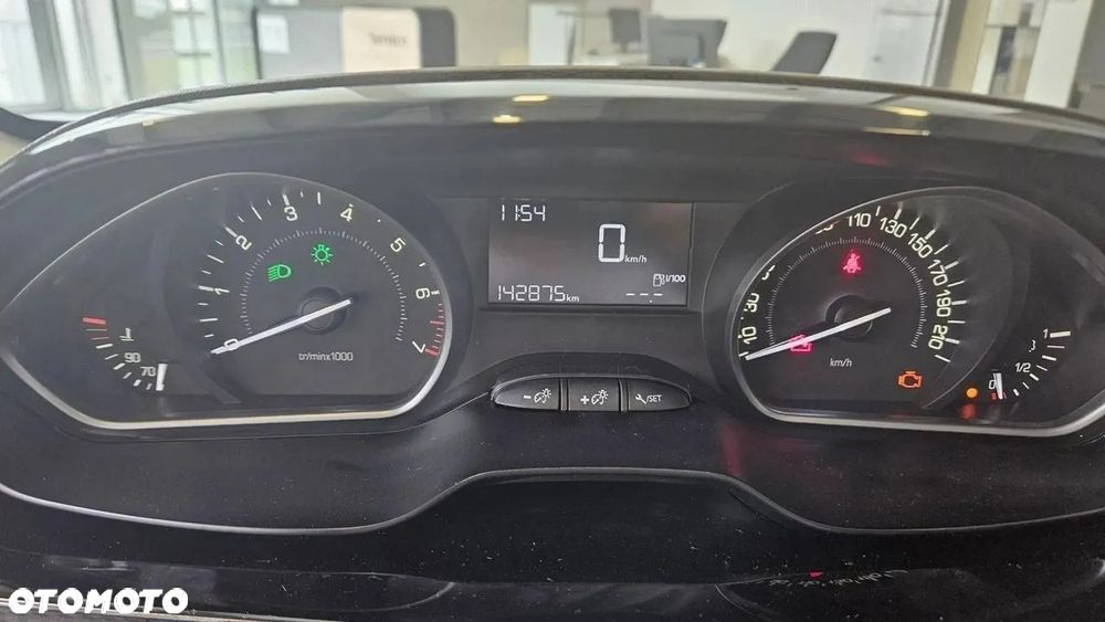 Peugeot 2008 1.2 Pure Tech Style - 12