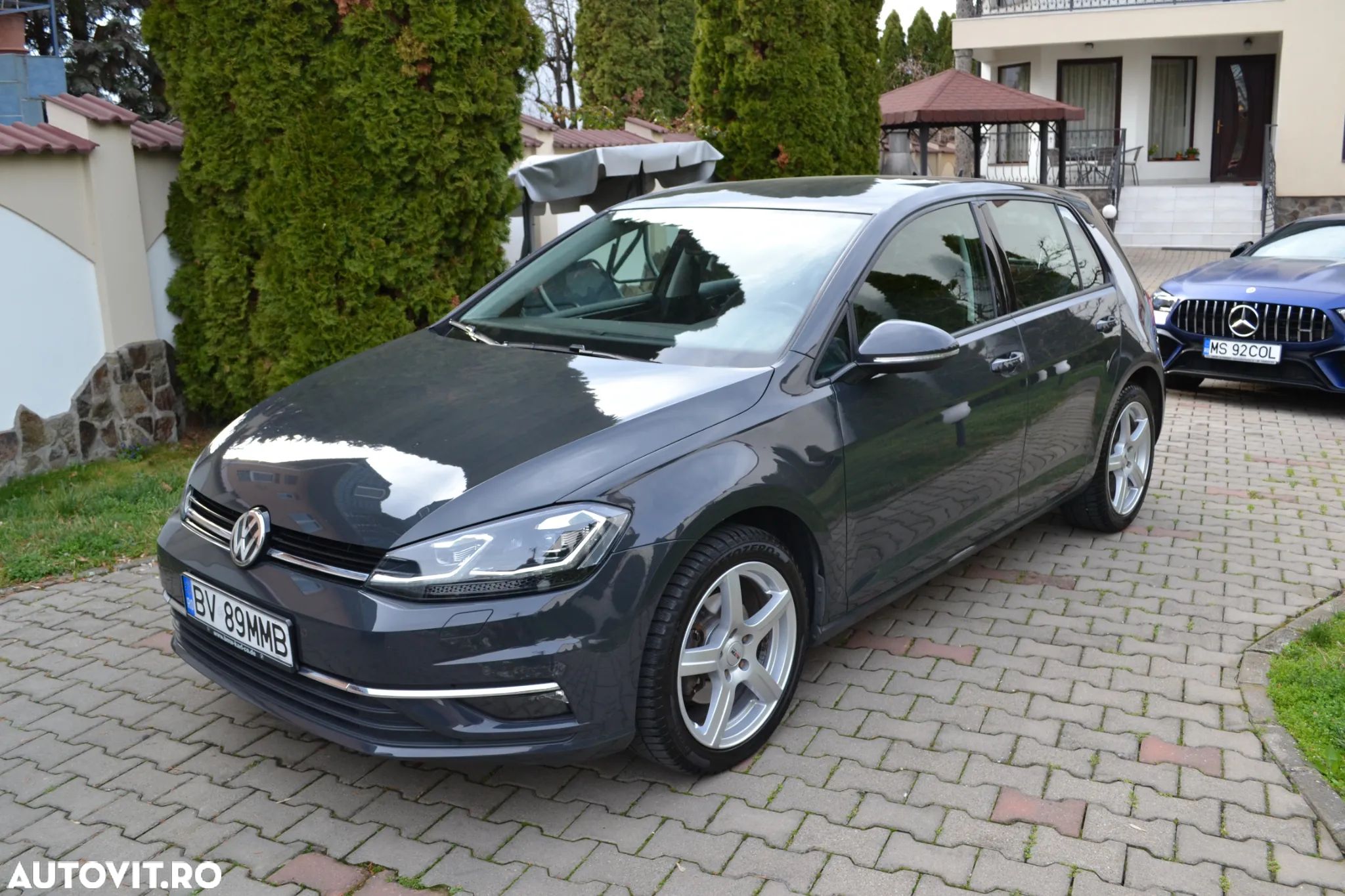 Volkswagen Golf - 1