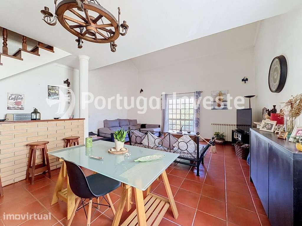 Moradia T4 com excelentes áreas e grande potencial na Quinta do Conde - Grande imagem: 2/31