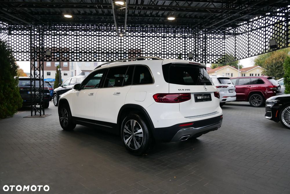 Mercedes-Benz GLB 250 4Matic 8G-DCT - 4
