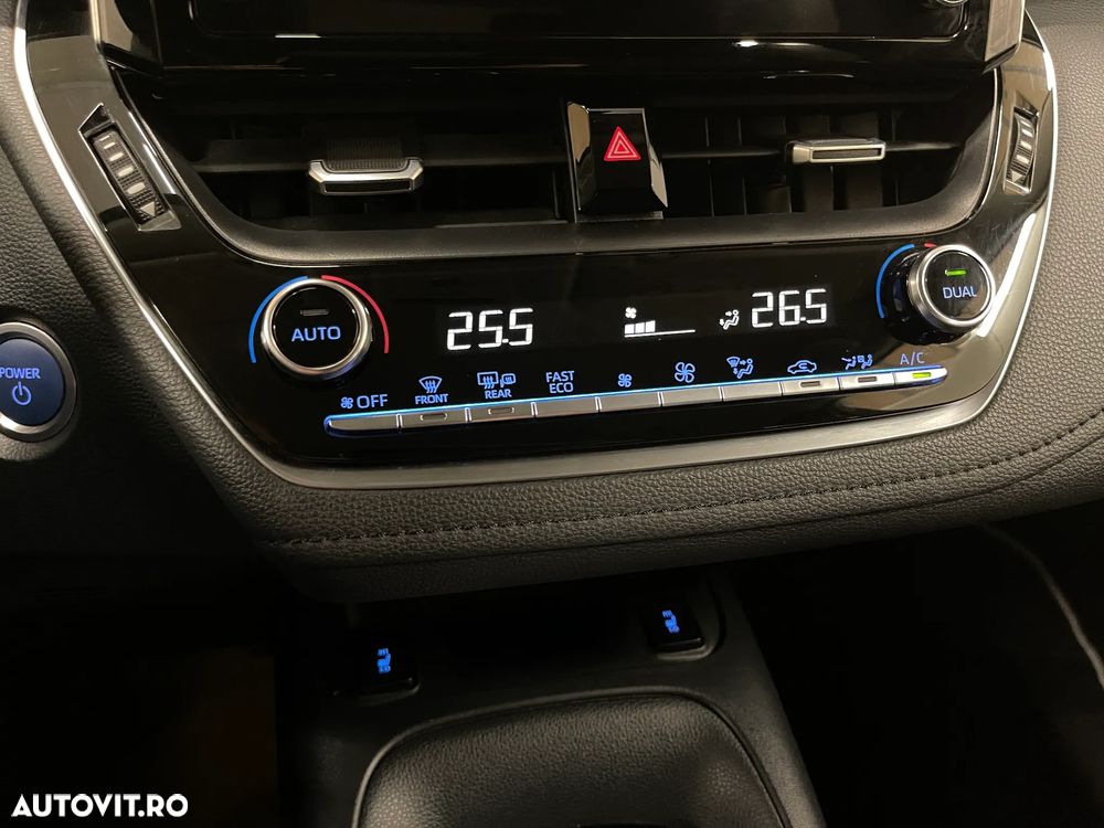 Toyota Corolla Sedan 1.8 HSD Business - 17