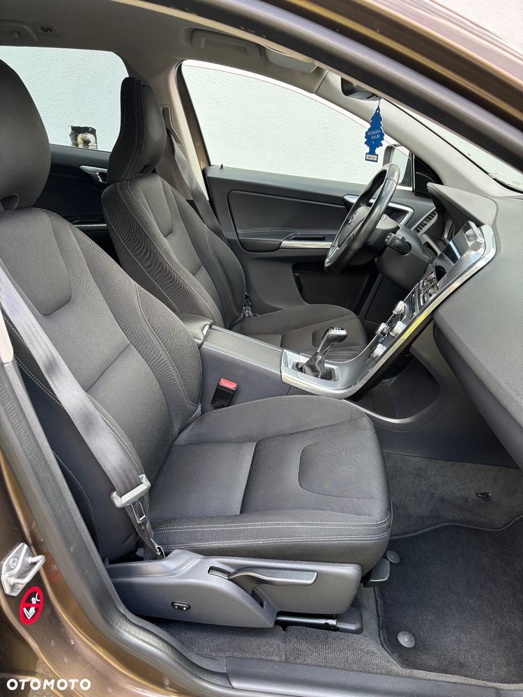 Volvo XC 60 D4 Momentum Pro - 26