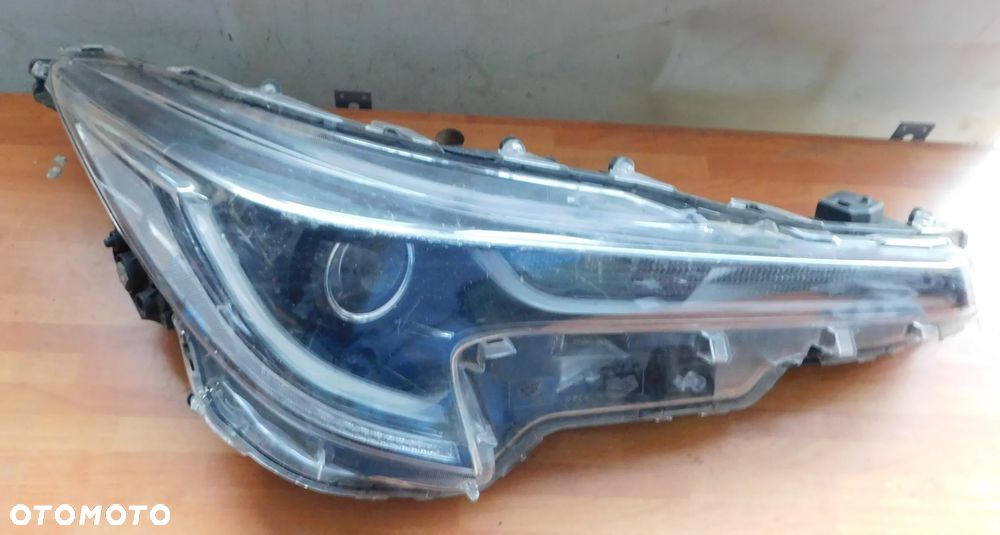 lampa prawa przód TOYOTA COROLLA E21  LED EUROPA