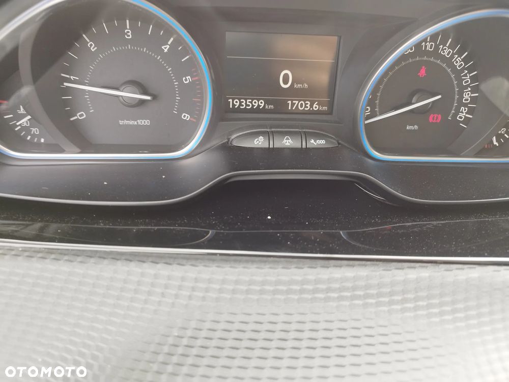 Peugeot 2008 1.6 BlueHDi Allure S&S - 14