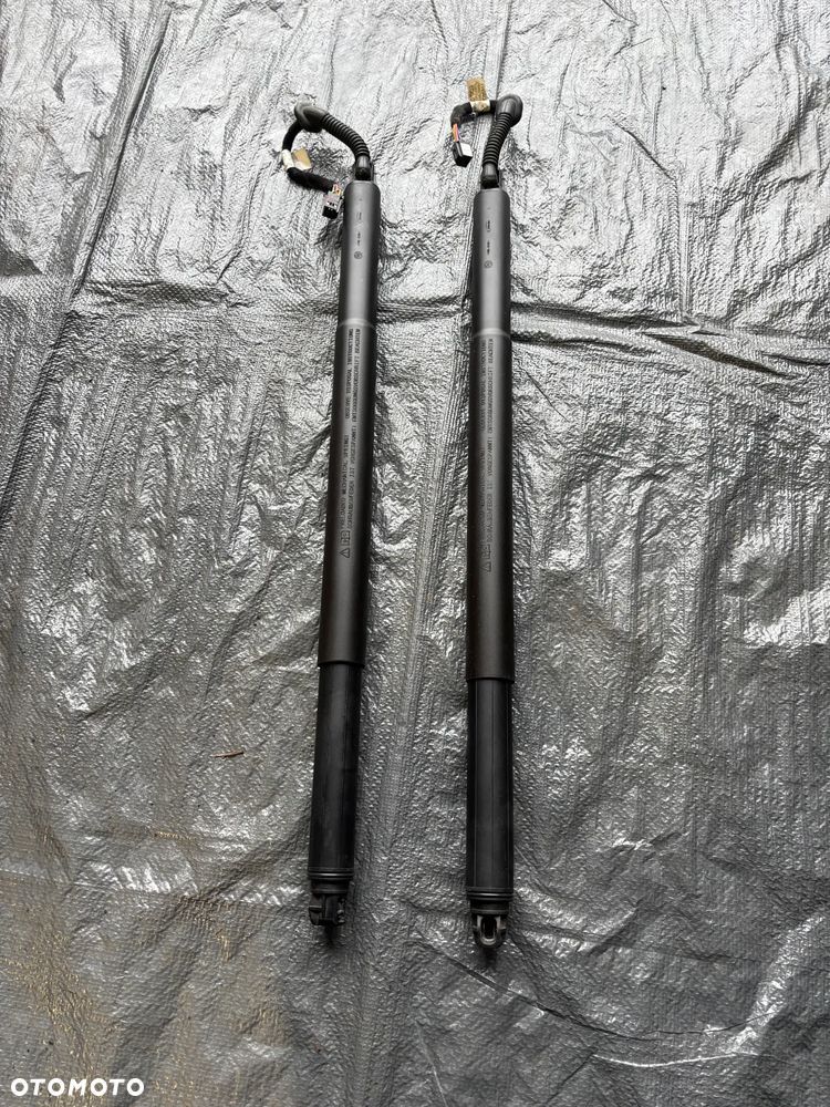 Skoda Octavia IV siłownik klapy bagażnika 5E6827851A - 1