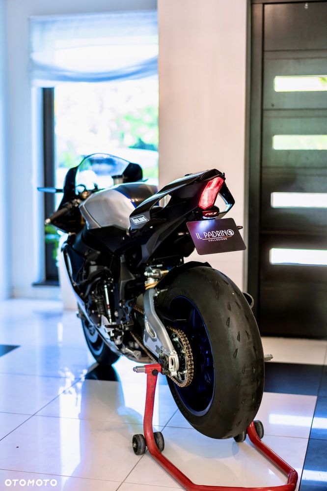 Yamaha R1 - 24