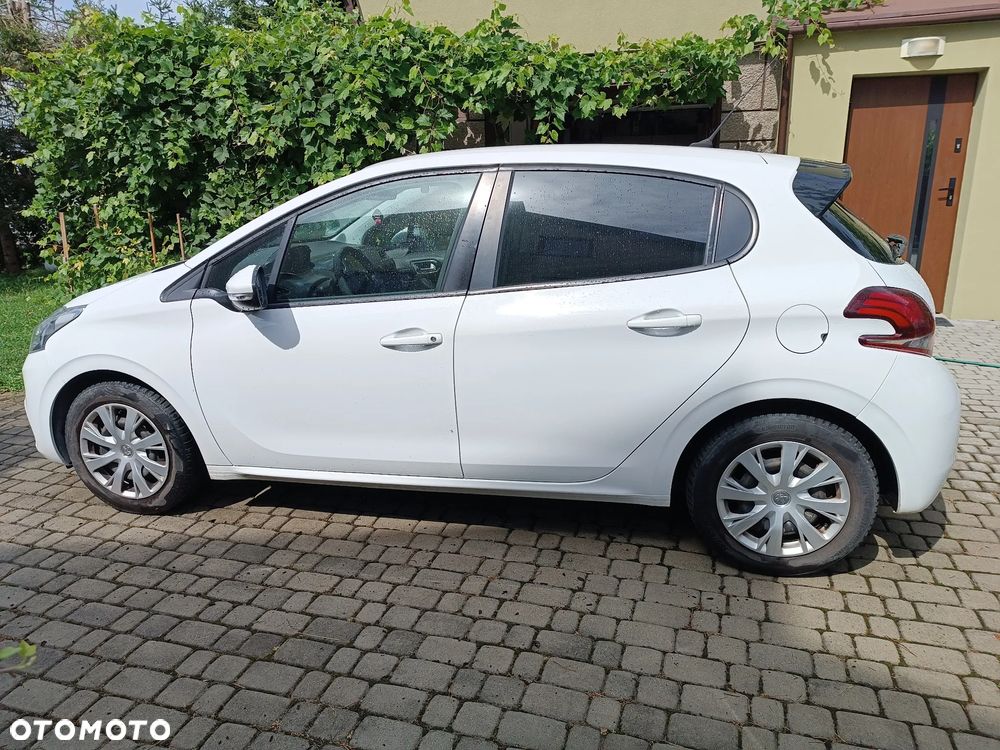 Peugeot 208 - 8