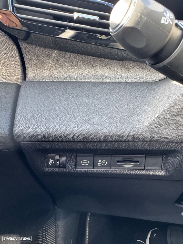 Peugeot e-308 Allure - 32