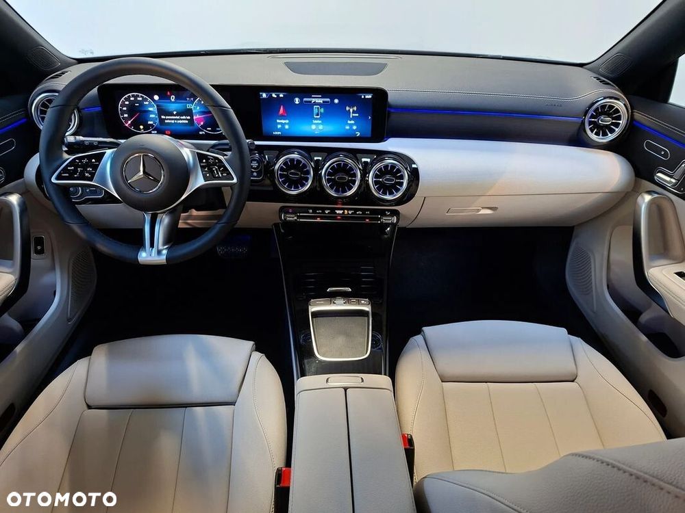 Mercedes-Benz CLA 200 Progressive 7G-DCT - 20