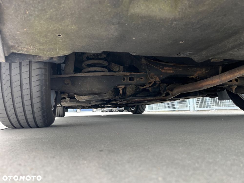 Toyota Avensis 1.6 Comfort - 30