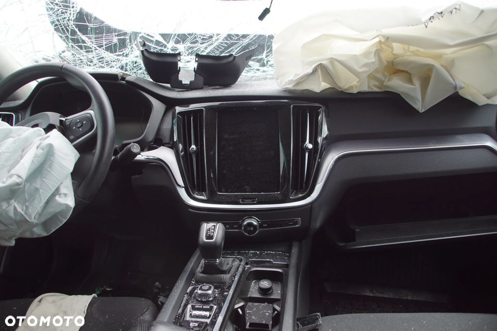 Auto na części - Volvo V60 II 2.0 D4 190 KM D4204T14 TG-81SC 717 2020R Silnik Skrzynia Drzwi Błotnik Zderzak Lampa Lusterko Klamka Szyba Deska Kokpit Sterownik Moduł Czujnik Licznik Wyświetlacz Panel Kierownica - 18