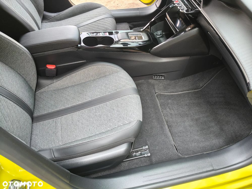 Peugeot 208 - 12