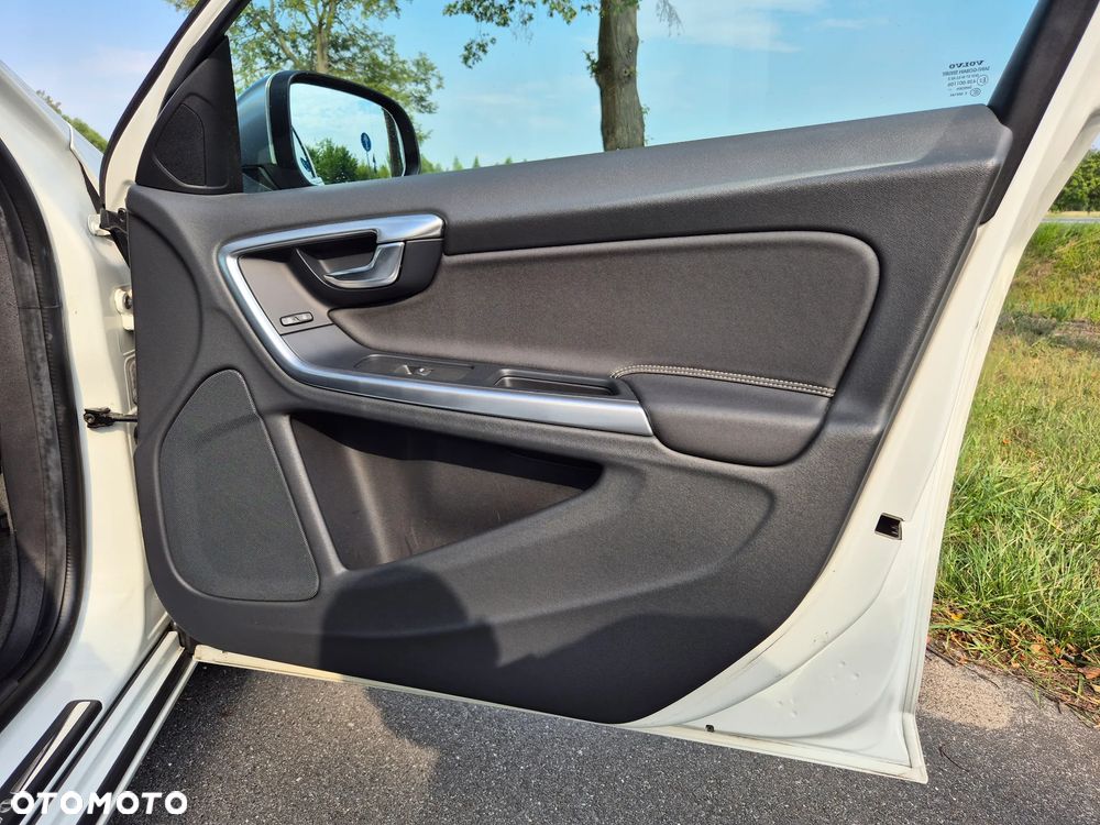 Volvo V60 D3 R-Design - 26