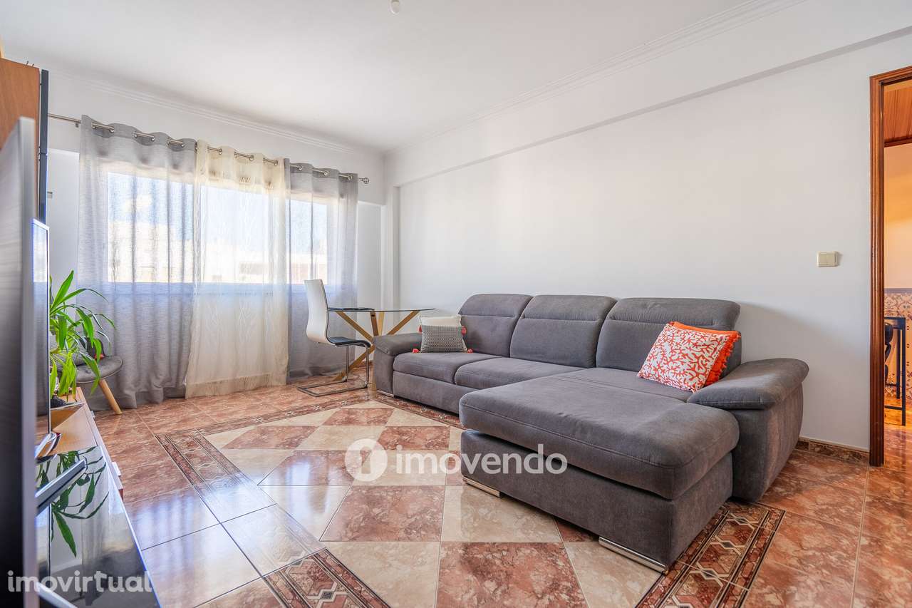 Apartamento T2 luminoso, com uma cave enorme, em Corroios - Grande imagem: 2/42