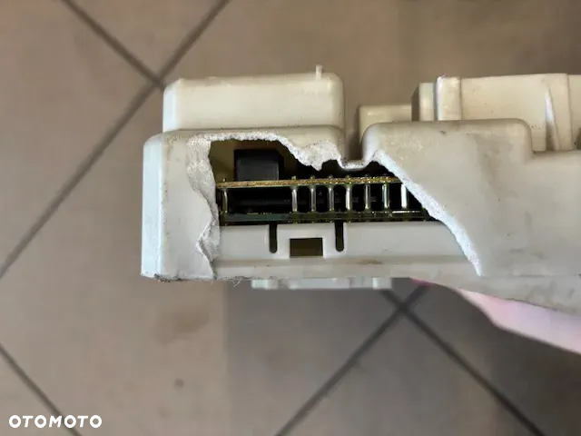 SKRZYNKA BEZPIECZNIKÓW VOLVO V50 S40 C30 C70 31268178 31254903 - 3