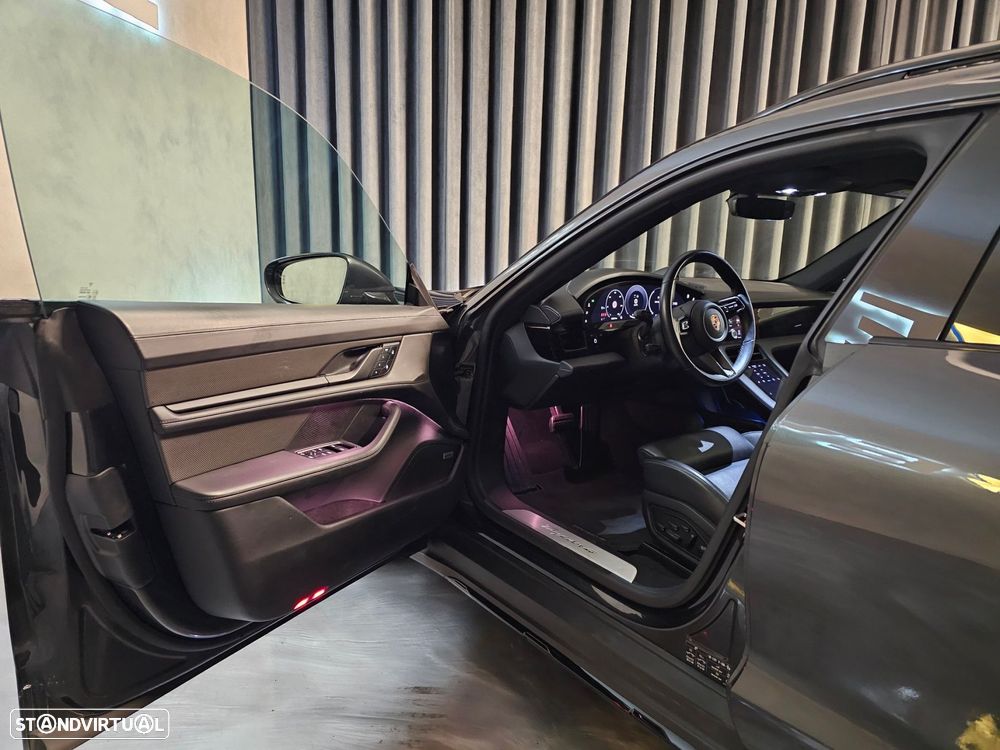 Porsche Taycan Cross Turismo 4 - 8