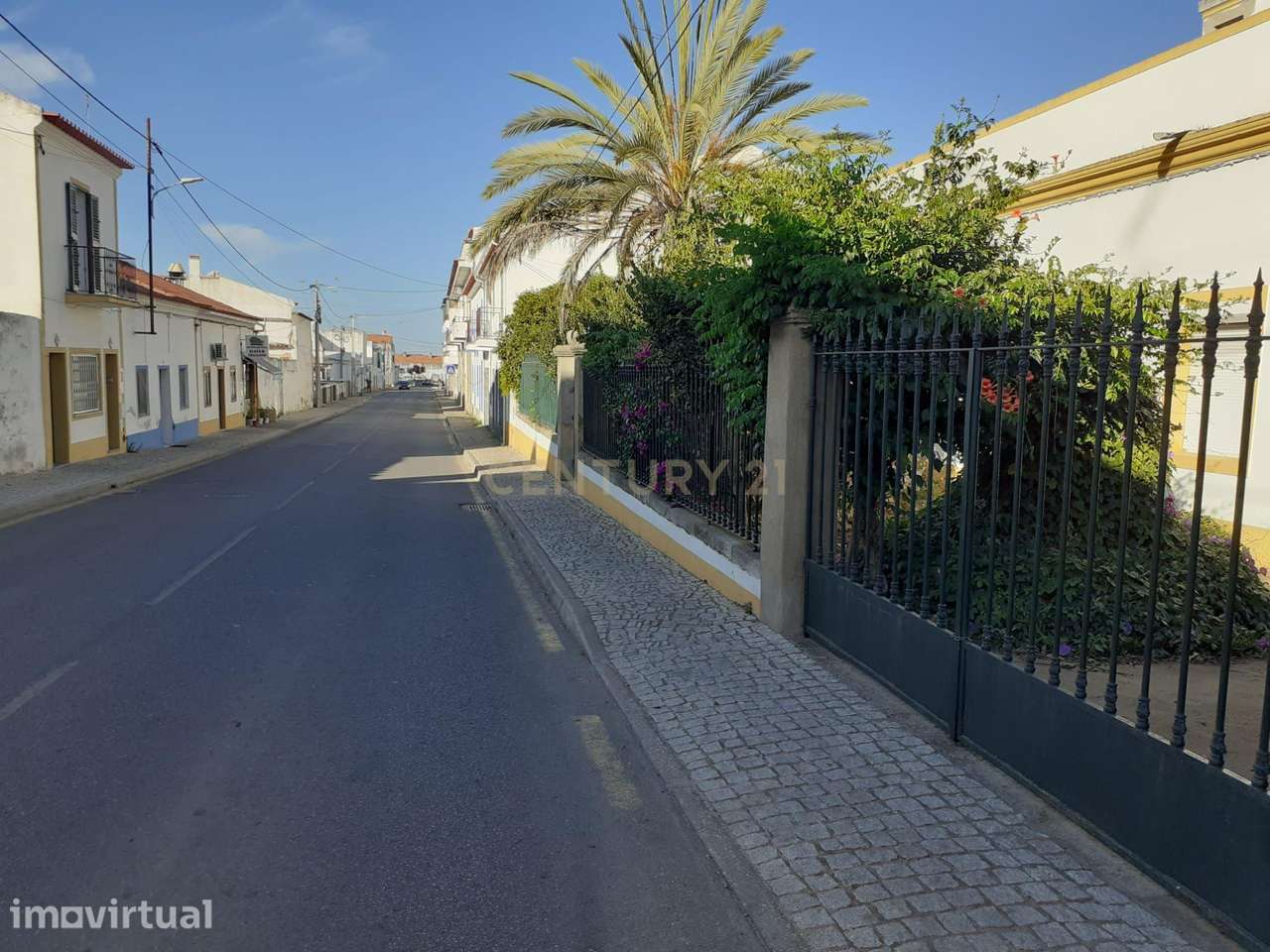 Casa Senhorial, situado na rua de Mourão, 37 em Reguengos de Monsaraz. - Grande imagem: 5/60