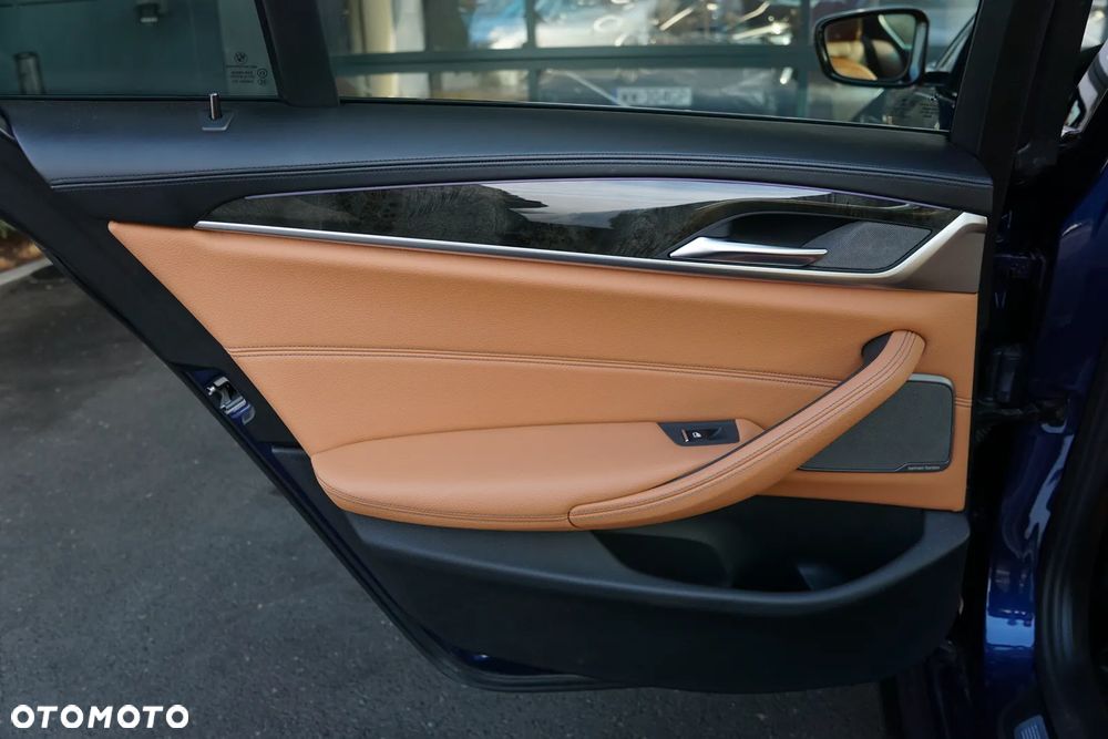 BMW Seria 5 M550i xDrive sport - 30