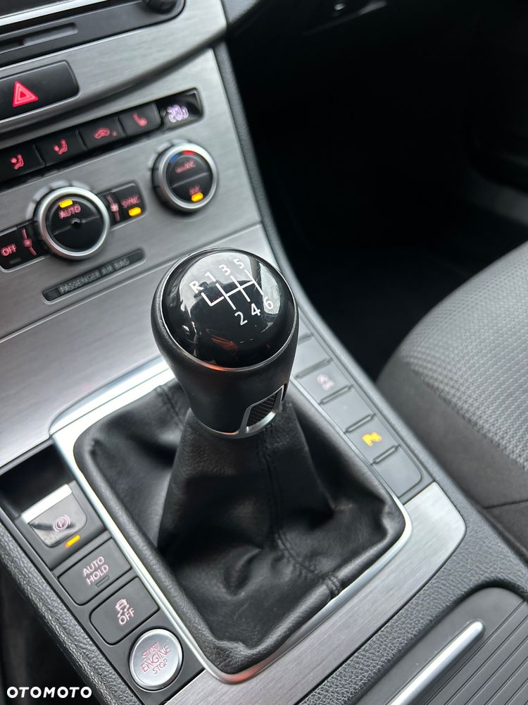 Volkswagen Passat 1.6 TDI DPF BlueMot Highline - 33