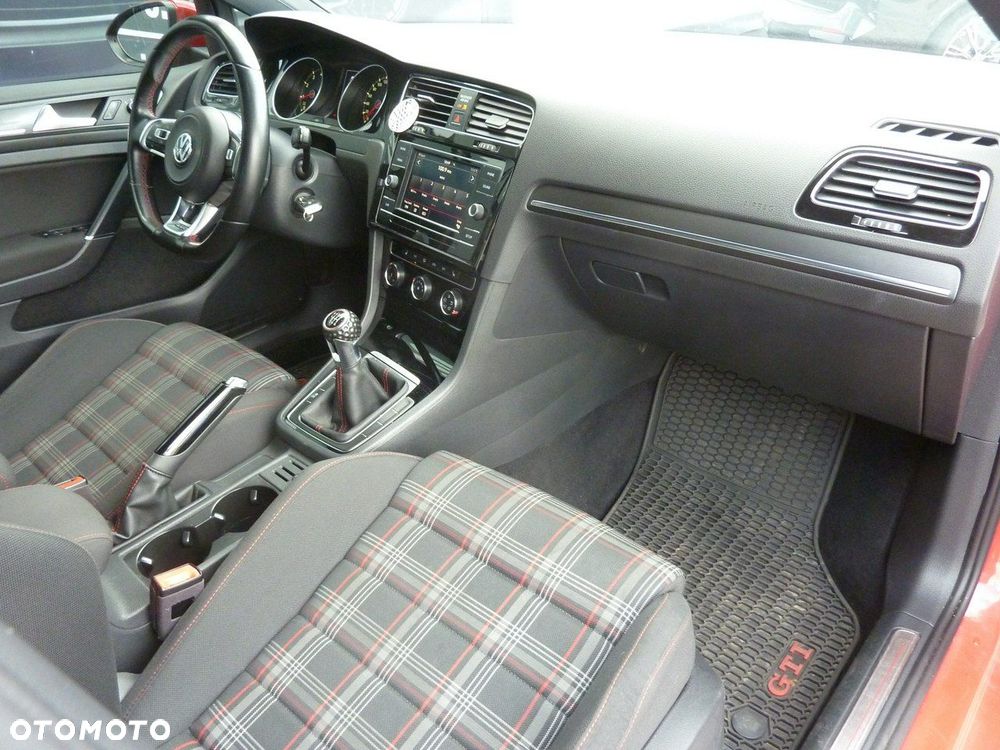 Volkswagen Golf - 17