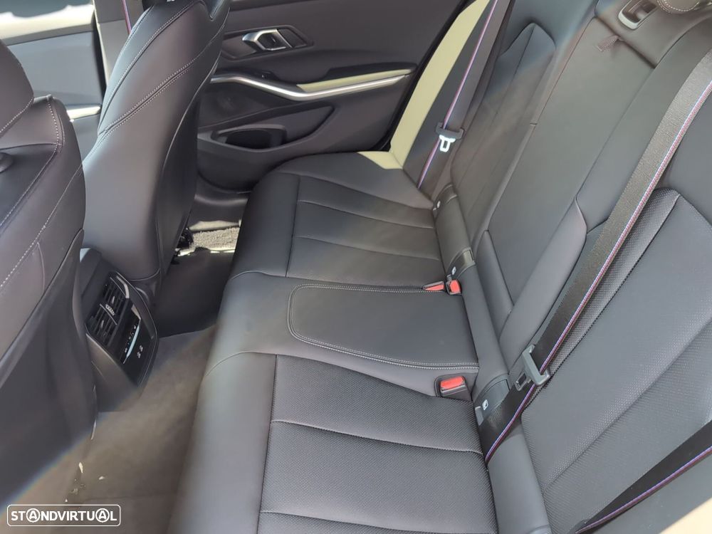 BMW 330 e Touring Pack Desportivo M Pro Auto - 14