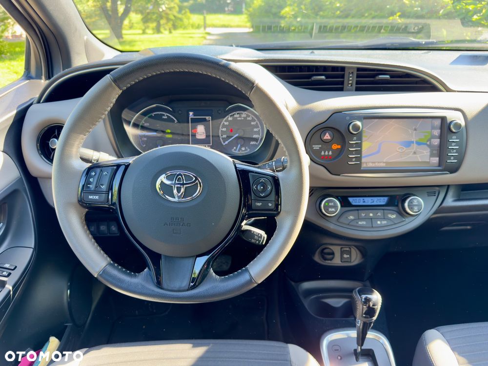 Toyota Yaris Hybrid 100 Selection Platinum - 10