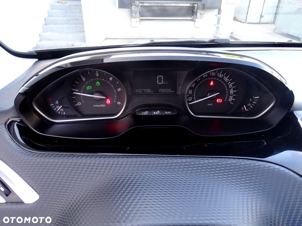 Peugeot 2008 1.6 BlueHDi Style - 17