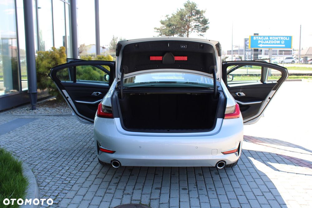 BMW Seria 3 330i Sport Line - 18