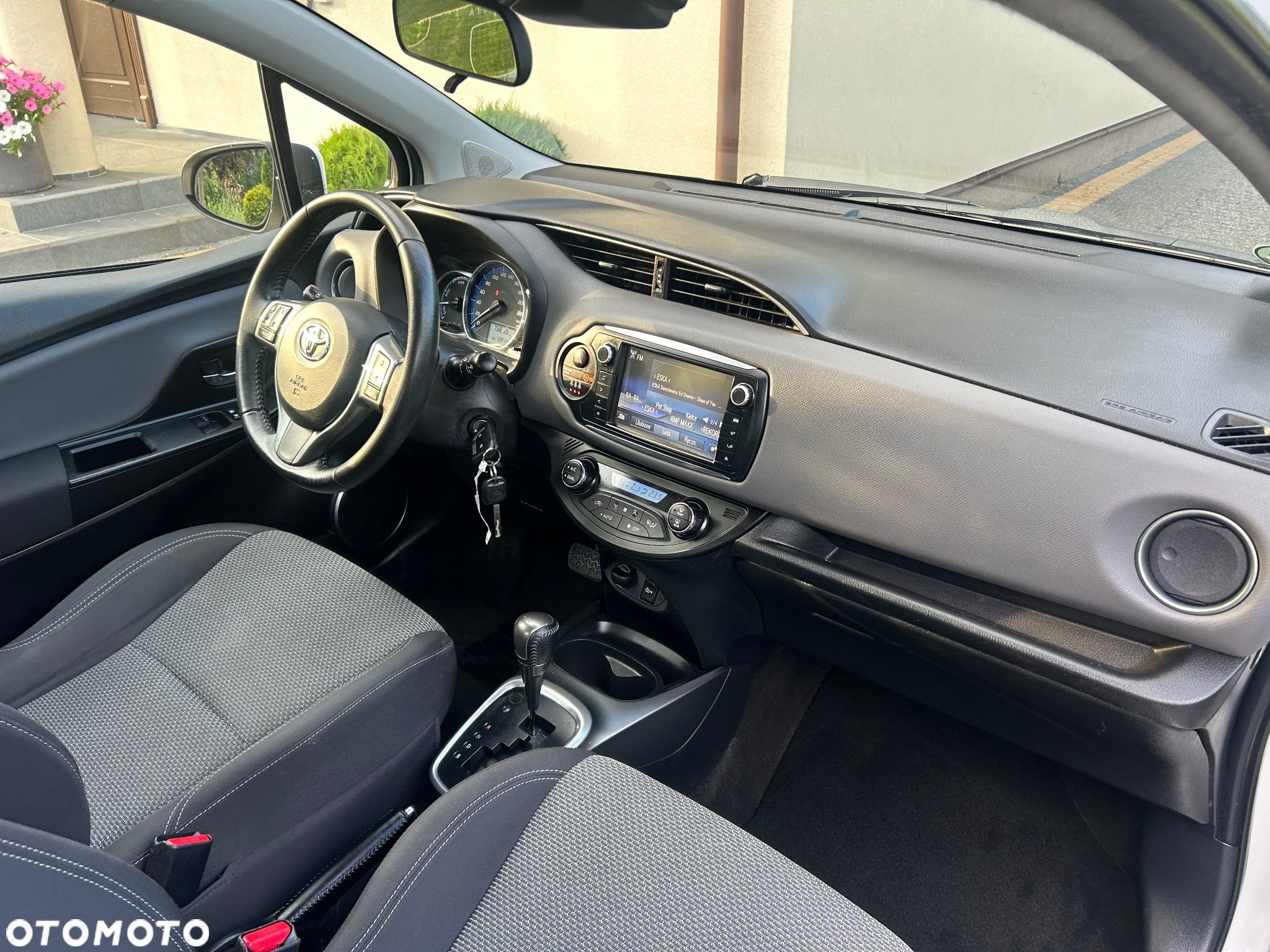 Toyota Yaris Hybrid 100 Premium - 32