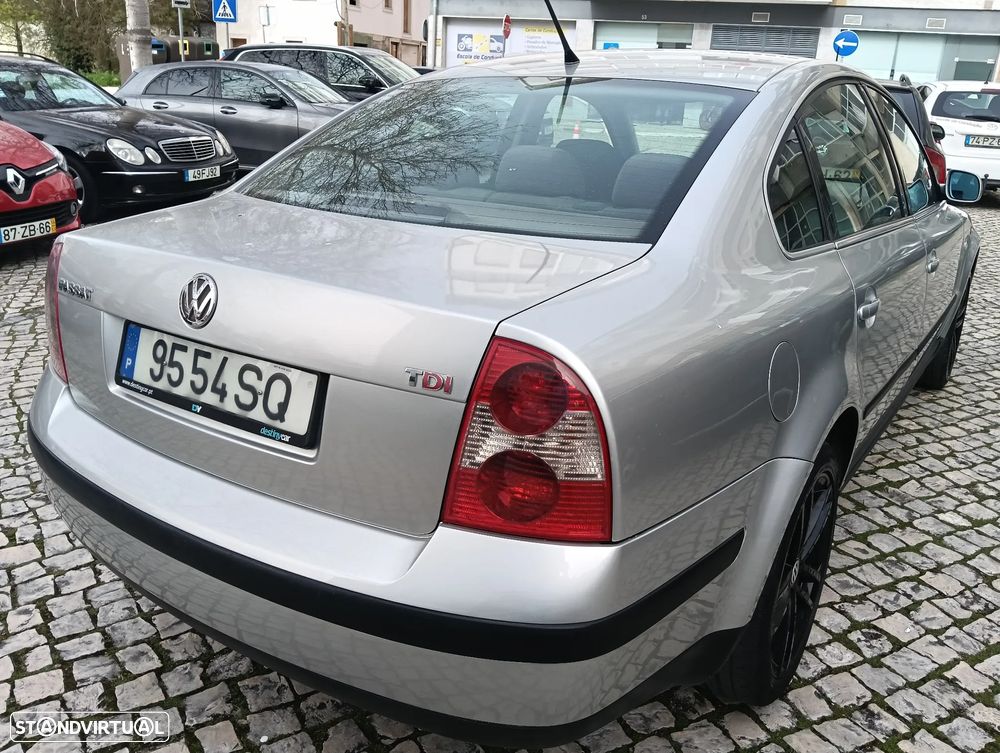 VW Passat 1.9 TDi Highline - 14